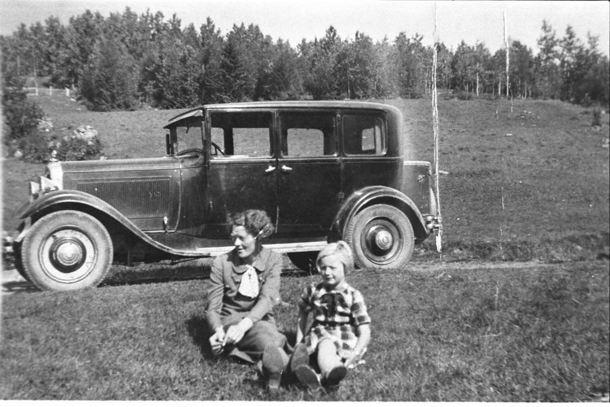 Portrett,kjole og bil.
Frå v.Margit Liahagen Holden og Kristine Holden.
Bilen er ein Citroën ca,. 1930-modell.