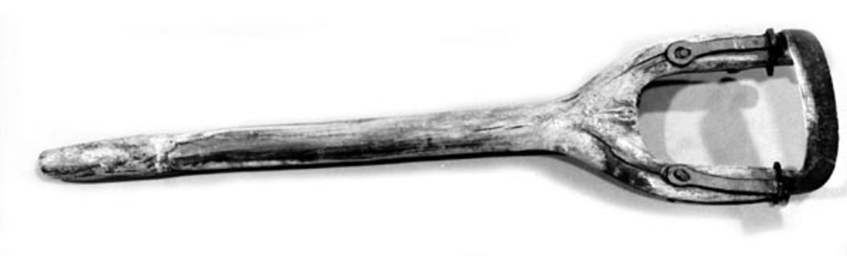 Håndtaket er av tre med ujevn overflate, og laget av et emne vokst som en gaffel med to tenner. Tangene til ravelbladet er ca. 9 cm lange. Øverst er de festet med to spiker i hvert hull, og fremme ved bladet går det jernringer rundt tange og skaft- ender. Dette var eneste barkeredskap i Nord-Gudbrandsdalen frem til 1912, da de første barkespadene kom. Gaven er innkommet via herredsskogmester Steine, Lom. 