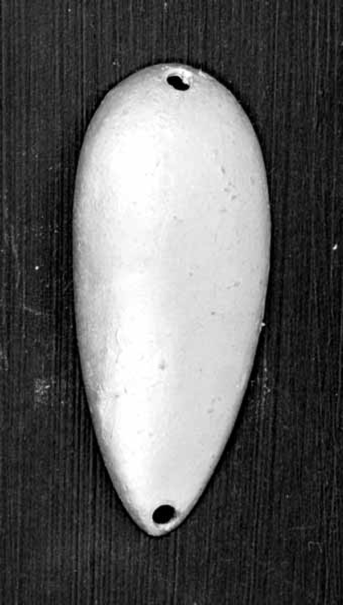Skjesluk, brukt av Brynjulf Styve under fiske i Lågen. 
Sluken har nok opprinnelig vært gullfarvet, men er malt over med sølvfarve. 
Sluken har hull i begge ender. 
