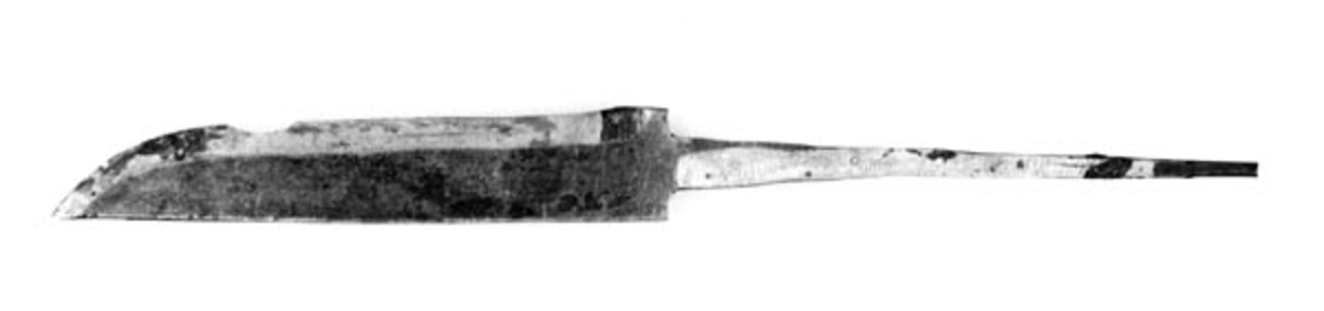 Lutnes (1890-1975) var knivmaker. 
