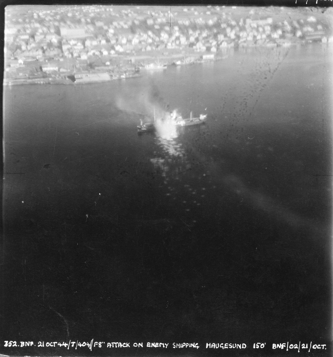 Fly fra Banff Strike Wing angriper fiendtlige skip i Haugesund, 21. oktober 1944.