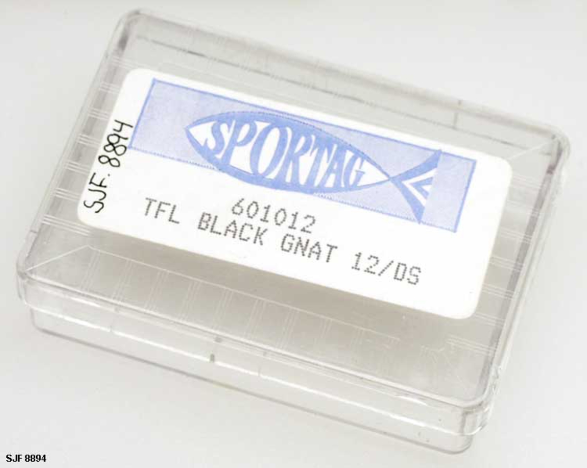 Esken er tom. Fluene som skulle vært i esken har navnet: "Tfl Black Gnat 12/Ds" og nr. 601012. 

