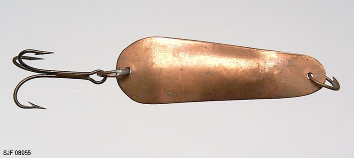 Sluk, skjesluk, av kobber som er laget etter mal. Sluken er  utstyrt med en trippelkorok (treblekrok) i ene enden og en kobberring i andre enden  for senefeste.