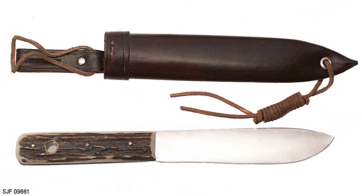 Kniven sitter fast i slira ved at et hull i knivskaftet hvor det er tredd ei reim som er festet til slira. 