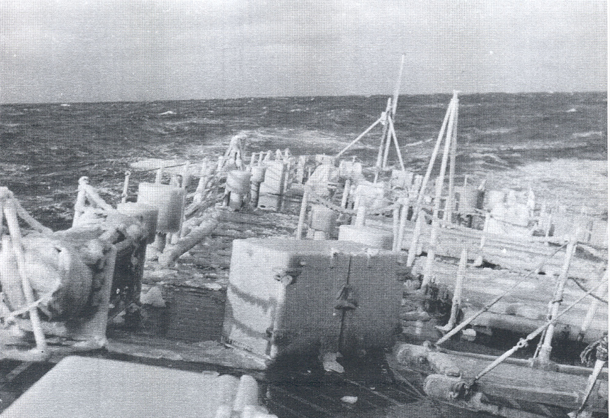 KNM "Draug" i Nord-Atlanteren på vinteren 1956. Nediset akterdekk.
