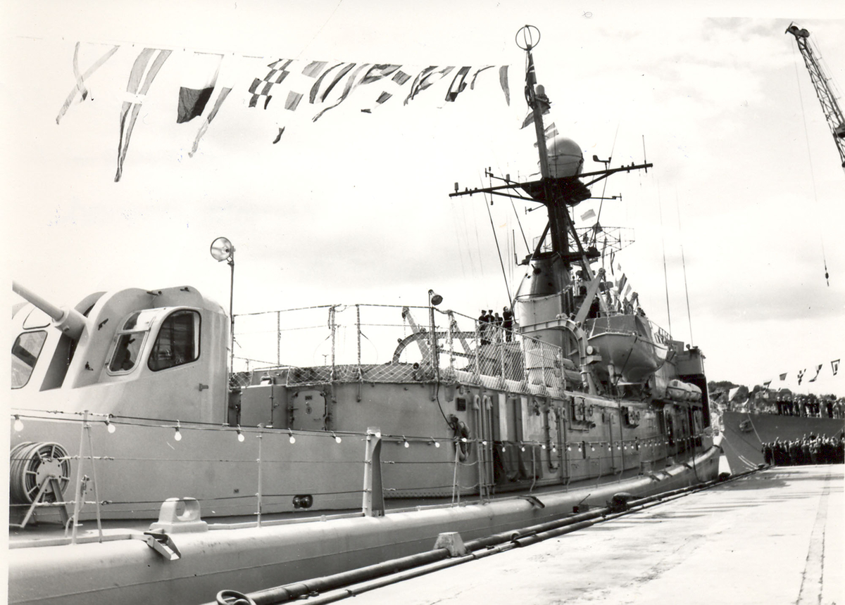 Oslo-kl.- fregatt KNM "Trondheim" , kommandoheis 2. juni 1966, Karljohans vern/Horten Verft. Skipet før seremonien under full flagging. Styrbord side  akter.