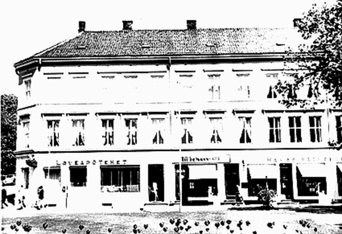 EKSTERIØR STRANDGATA 55, LØVEAPOTEKET, TOBAKSFORRETNING. HAMAR FARVEHANDEL
Løveapoteket var Hamars andre apotek, og åpnet sine døre 31. oktober 1891 i Strandgata 55. Her ble apoteket værende fram til det flyttet til Torggata 72 i 1975. Fra før av fantes Hamar Apothek som startet sin virksomhet i 1852. Senere skulle dette apoteket ta navnet "Svanen".