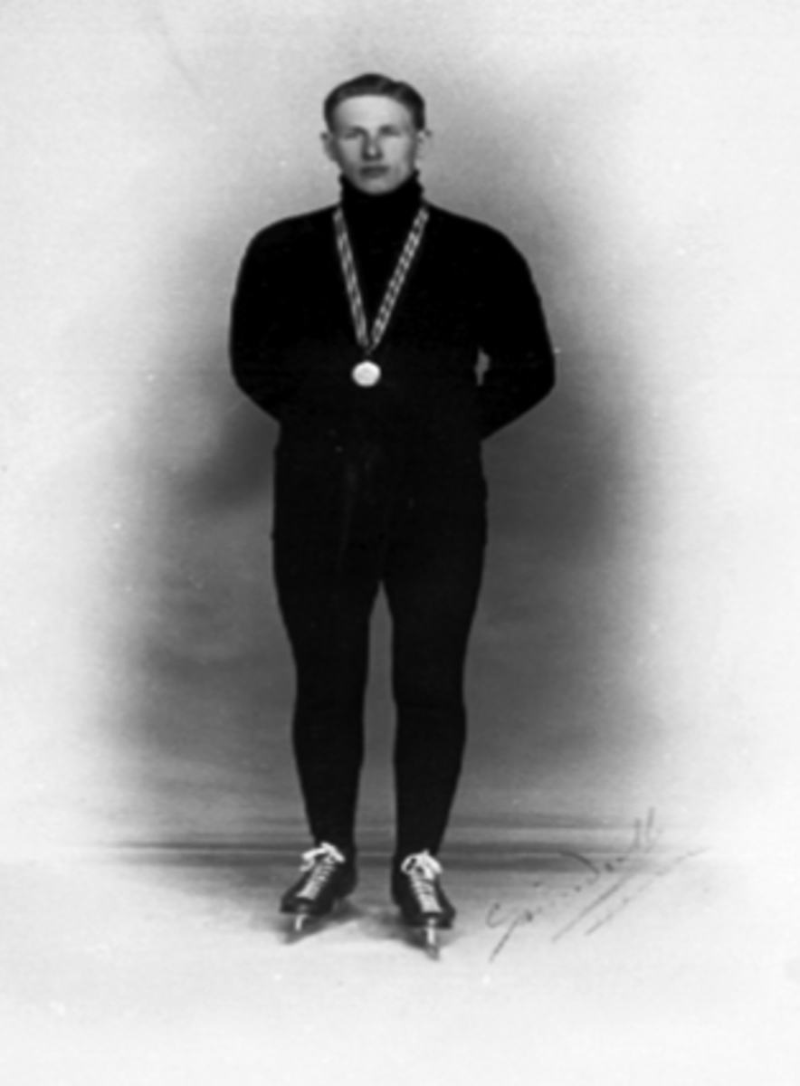 Hamar, skøyteløper Hans Engnestangen med medalje, verdensmester 1933, 
