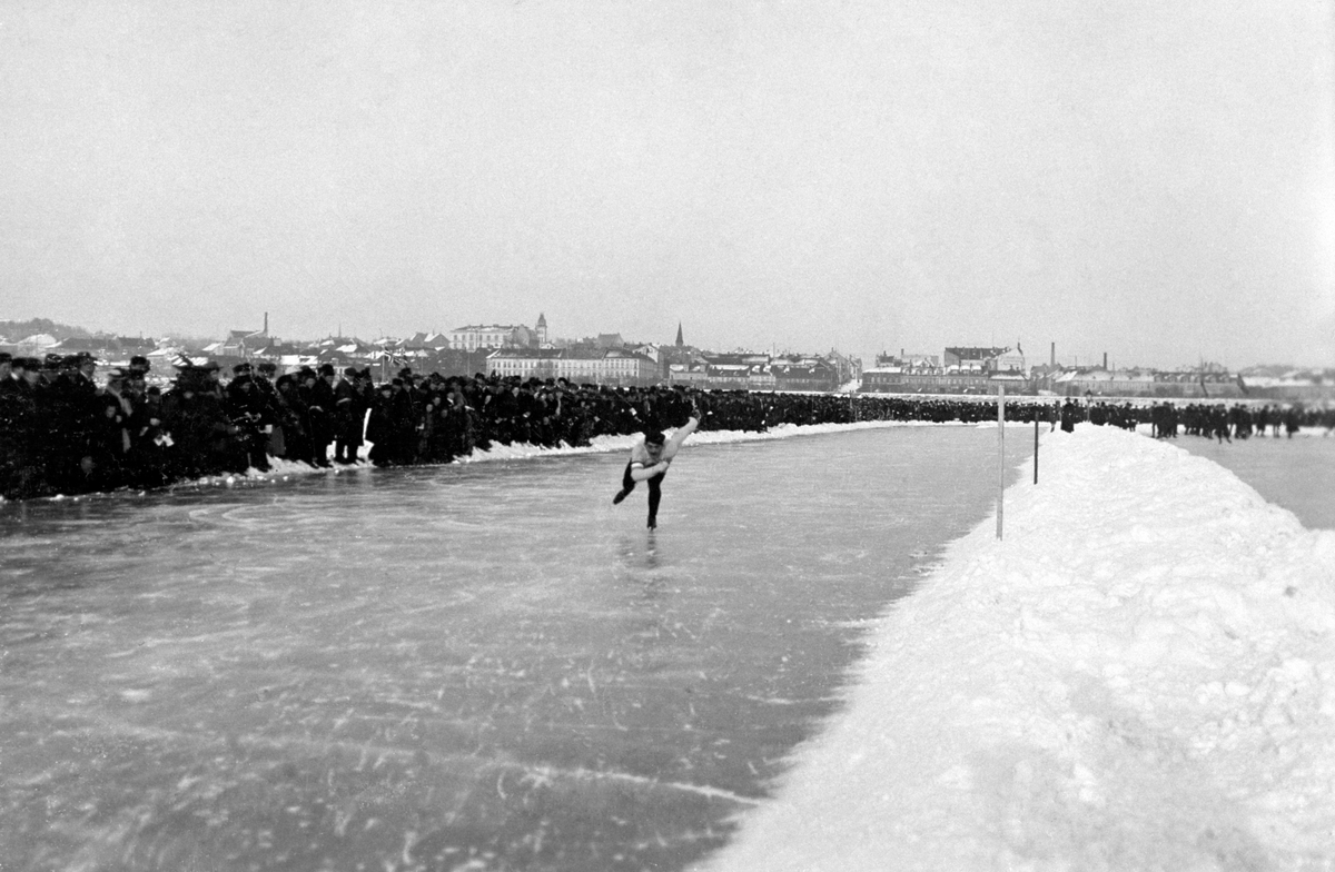 Hamar, Hamarbukta, norgesmesterskap på skøyter 1907, NM 1907, Oscar Mathisen ble norgesmester, skøyteløper, publikum, 
