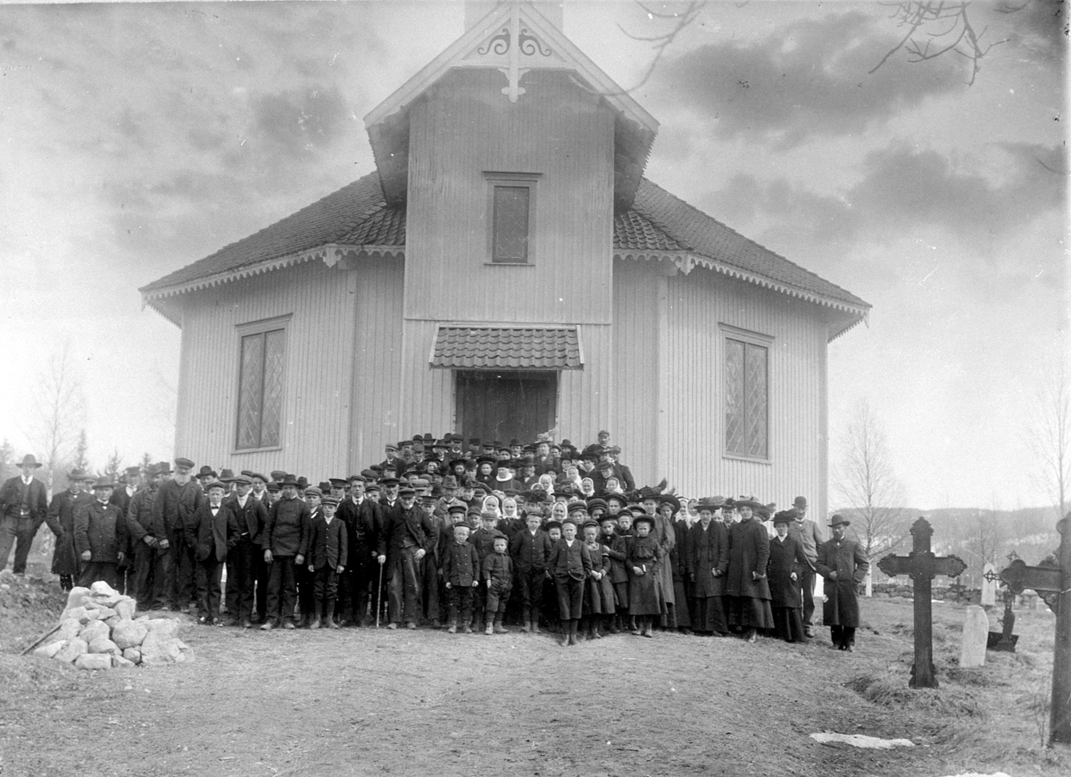 Ringsaker, Åsmarka kapell, Presten Reinert Svendsen med en stor menighet utenfor Åsmarka kirke,