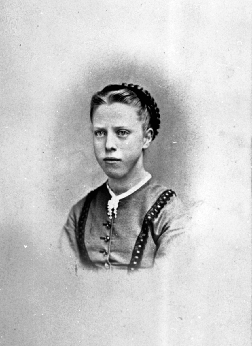 Portrett av Ingeborg Narud, Øverkvern, født Deglum lille ,19.8.1854. Gift med Mathias Narud, Delum lille, Furnes.