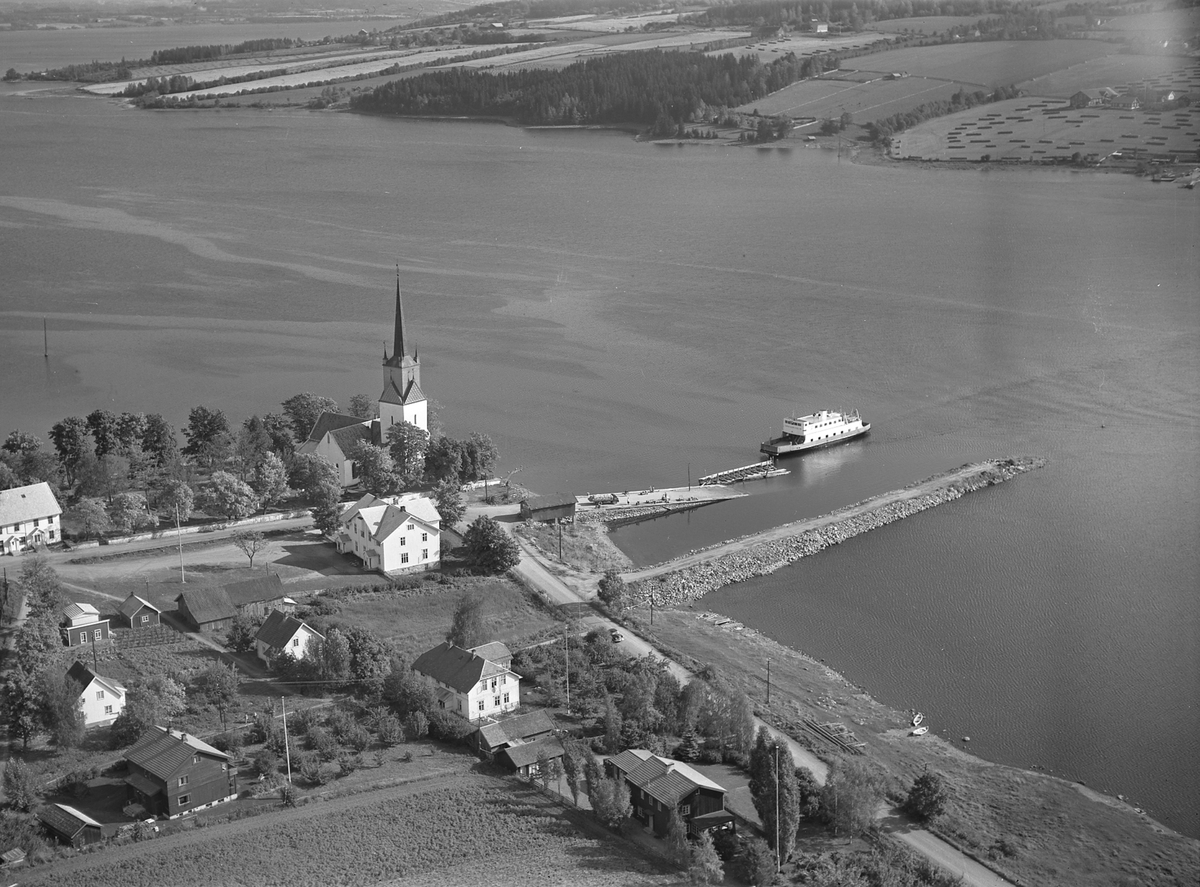 Flyfoto, Tingnes, Nes kirke, Hamar-Kapp fergen legger til, brygge, Nessundet bru påbegynt, Nes, Hedmark.