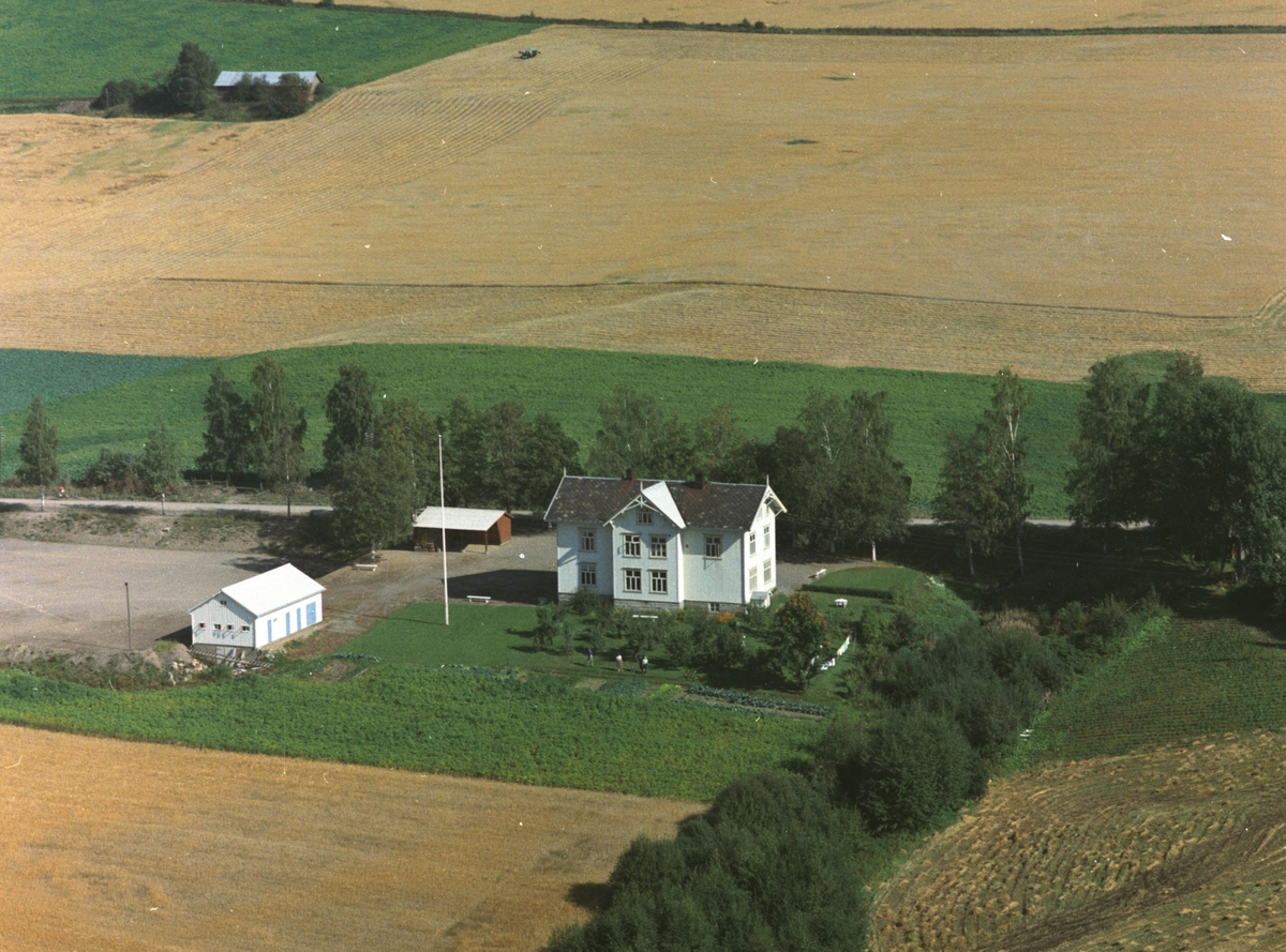 Flyfoto av Jølstad skole, Gaupen, Ringsaker.