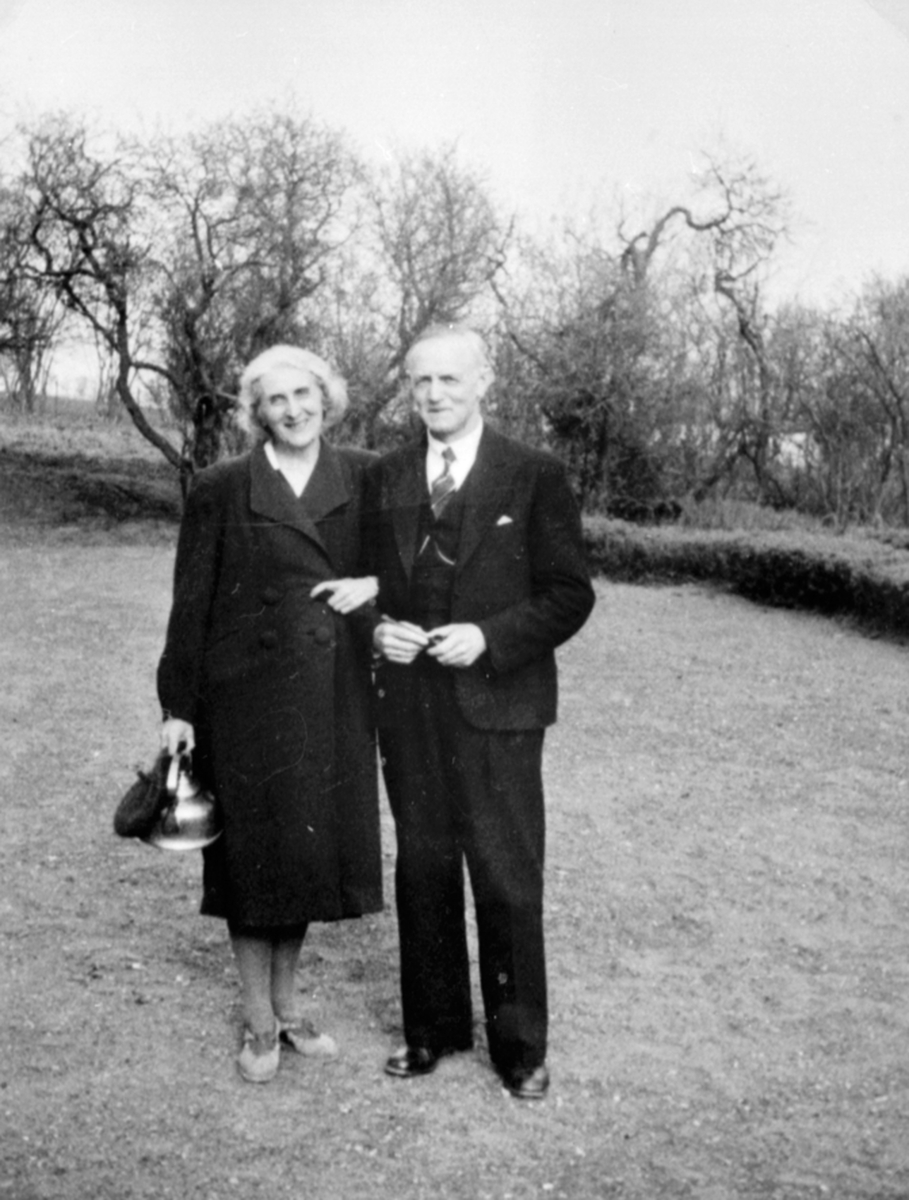 Julie Krohn-Hansen og biskop i Hålogaland Wollert Krohn-Hansen på Hovelsrud, Helgøya der mange prester var forvist under krigen. Fra fredsdagene i mai 1945.