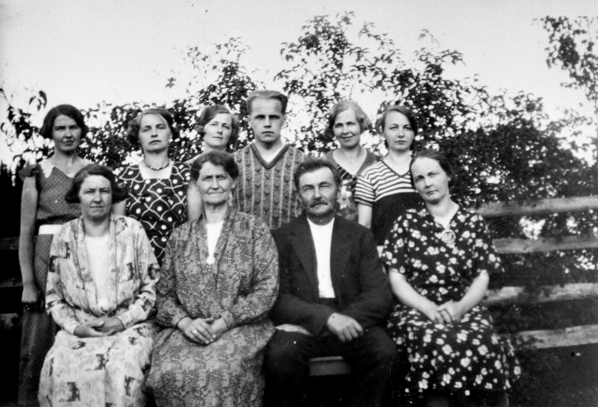 Adolf og Marie Solheim på Bakketun, Helgøya med alle sine barn.