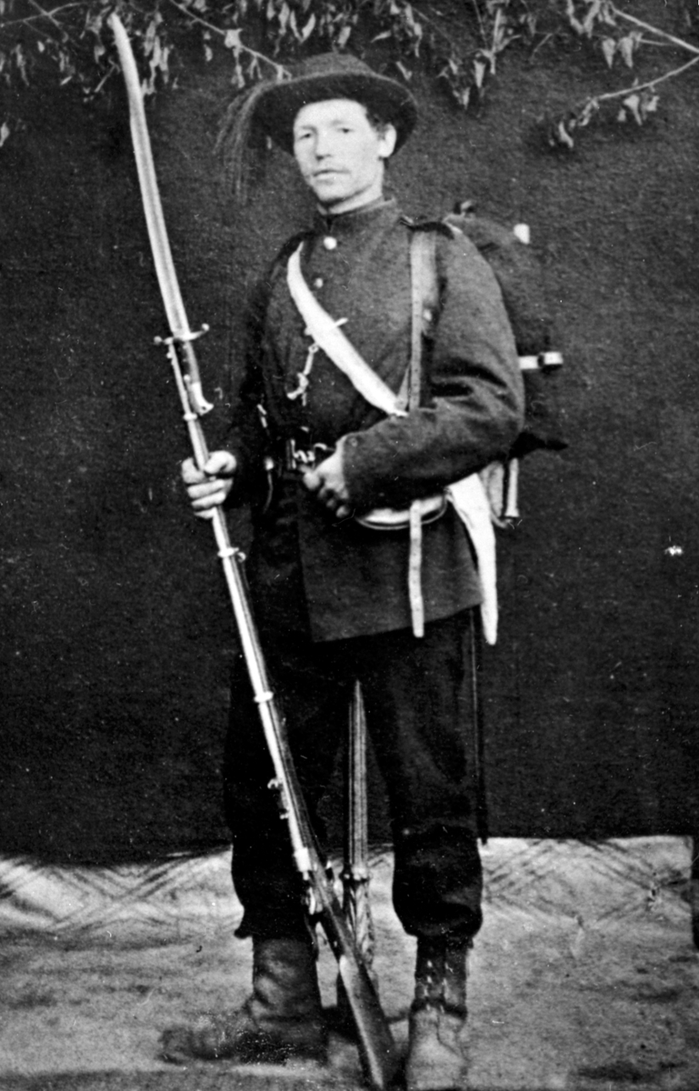 Ole Magnussen Bjerke f. 1858  på Bokalrud-eie i infanteriuniform modell 1877. Emigrerte til Amerika. Foreldrene bodde i Bjerke, Hovinsholm.