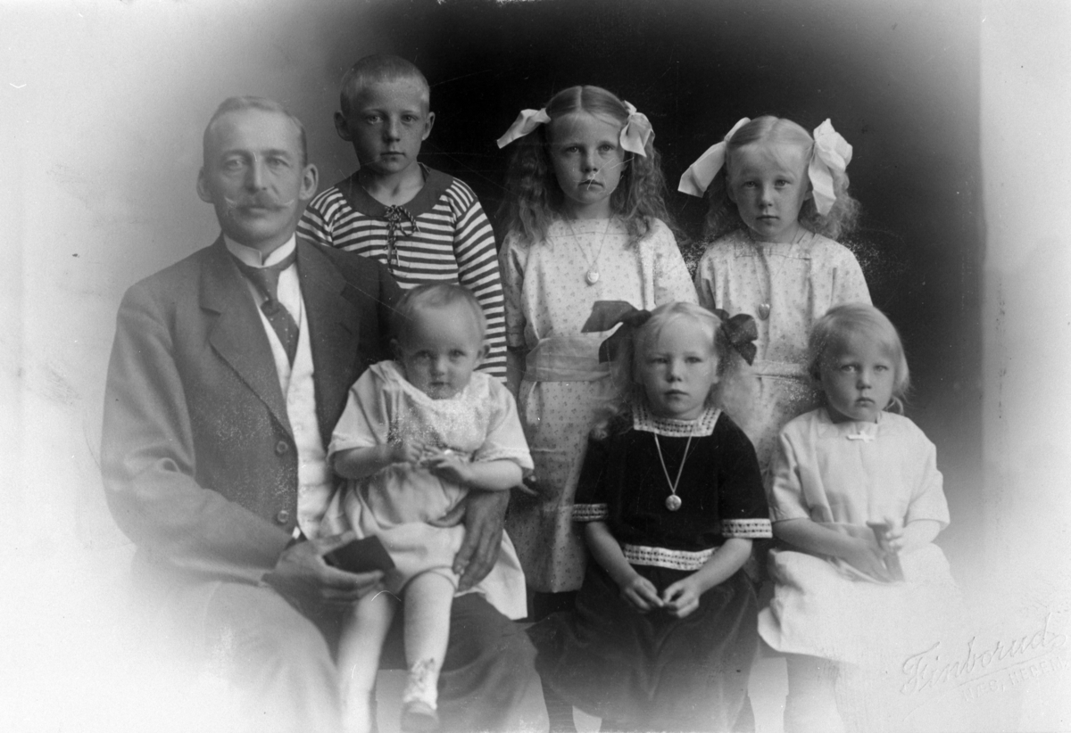 Anders Evensen Fossum (1881-1940) med barna fra første ekteskap. Gunnar f.1905, Margit f.1906, Ester f.1907, Hjørdis f.1909, Marie f.1911, Mina f.1912. Fossum, Nes, Hedmark.