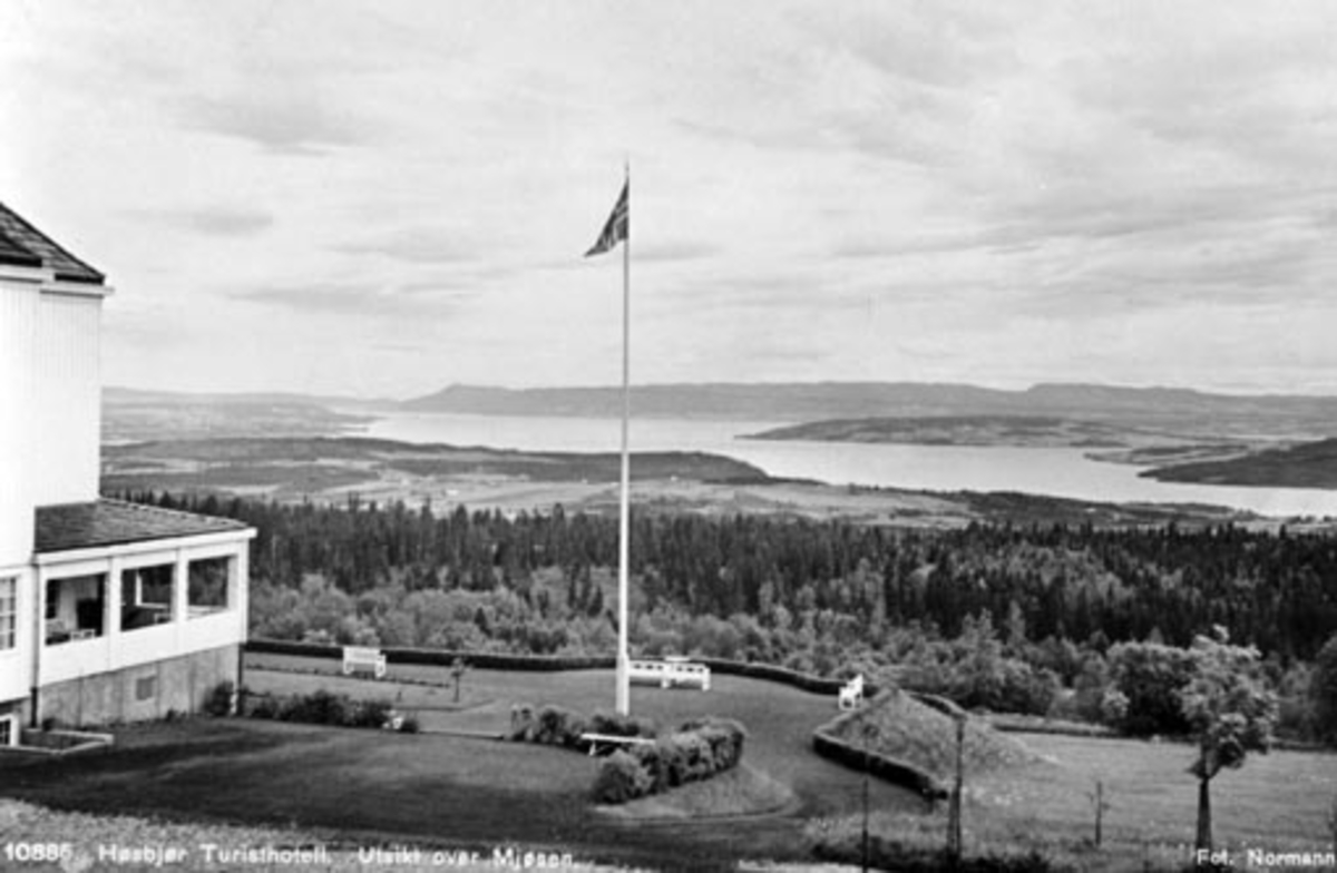 Høsbjør turisthotell, terasse med utsikt mot Mjøsa, flaggstang, Furnes, Ringsaker.