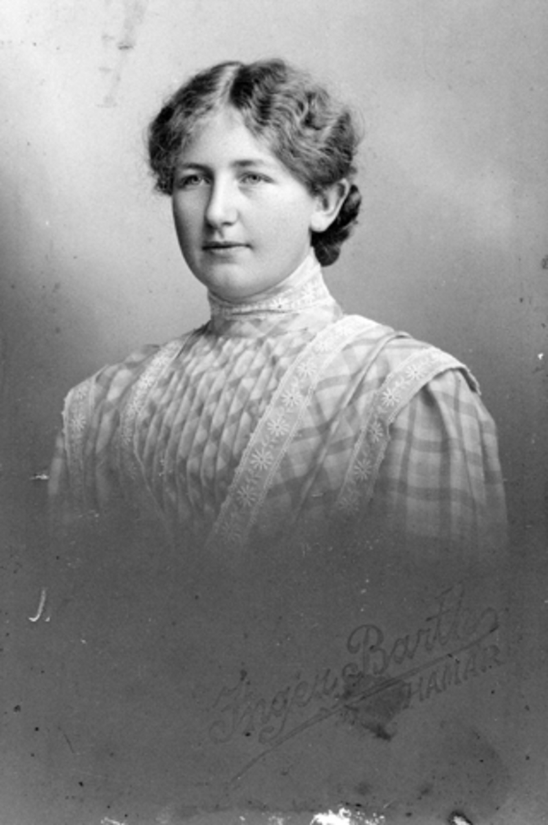 Portrett, Kristine Lundby, F: 06. 06. 1890, gift Ove Langmyhr, Brumunddal.
