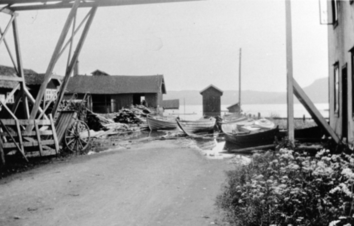 Flom 1927, Nederkvern, brenneriet, båter, Brumunddal.
