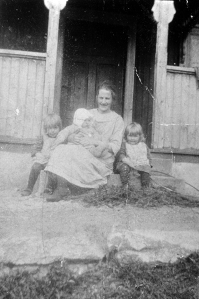 Liberg, Furnes. Gruppe 4, mor og barn.  Klara Berg f. Slettum 1898, Lesjaskog. F.v Karin Berg f. 1922, Gudrunn Berg f. 1925 Jorunn Berg f. 1924.