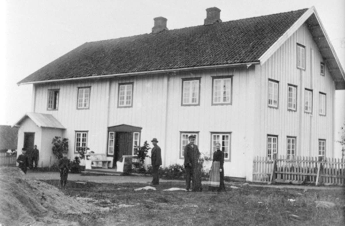 Eksteriør, hovedbygningen, Kinde nedre, Brøttum, Ringsaker. Familien Kinde. Fra venstre er Gunnar F.1891, Aksel F.1898, Nils F.1850, Johan F.1887, Johanne F.1860.