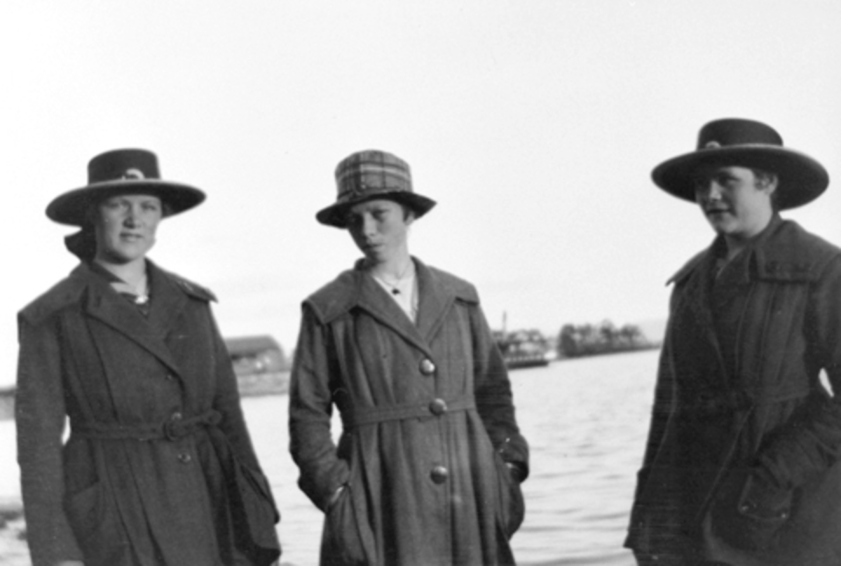 Damer med hatt på tur til Hamar i 1920. Fra venstre Helga Storihle, Oddlaug Jevanord og Kari Storihle.