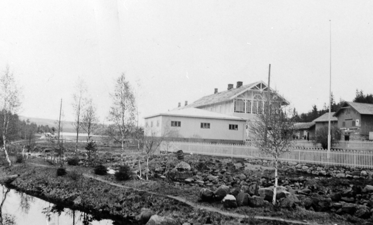 Husene til Aksel Harby, Næroset, Ringsaker, april 1940.