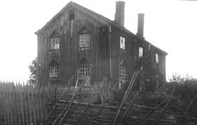 FØDERÅDSBYGNINGEN FRA 1700-TALLET, GAMMELT HUS REVET 1921, SKATTUM