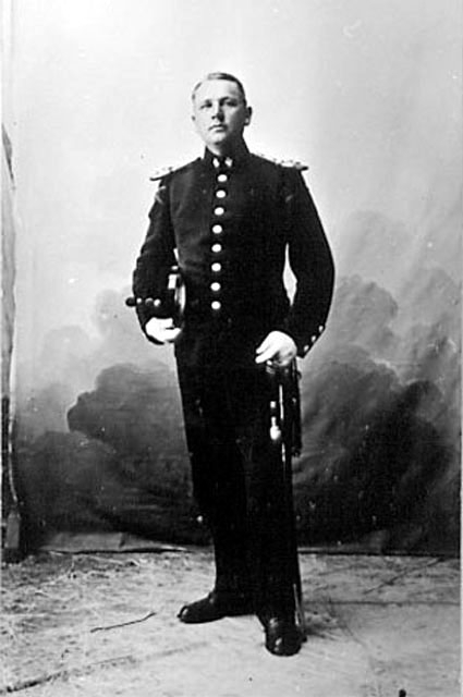 Albert Windhoel, f. 09.04.1875- d. 03.11.1955. Musikkløytnant i Divisjonsmusikken. Han tok senere etternavnet Frostad. Uniform.