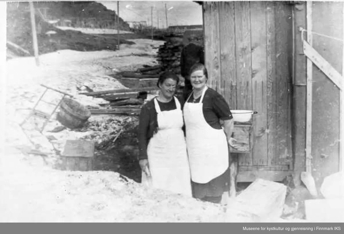 Jenny Bangsund og Nelly Mikalsen foran brakkeinngangen, ca 1946