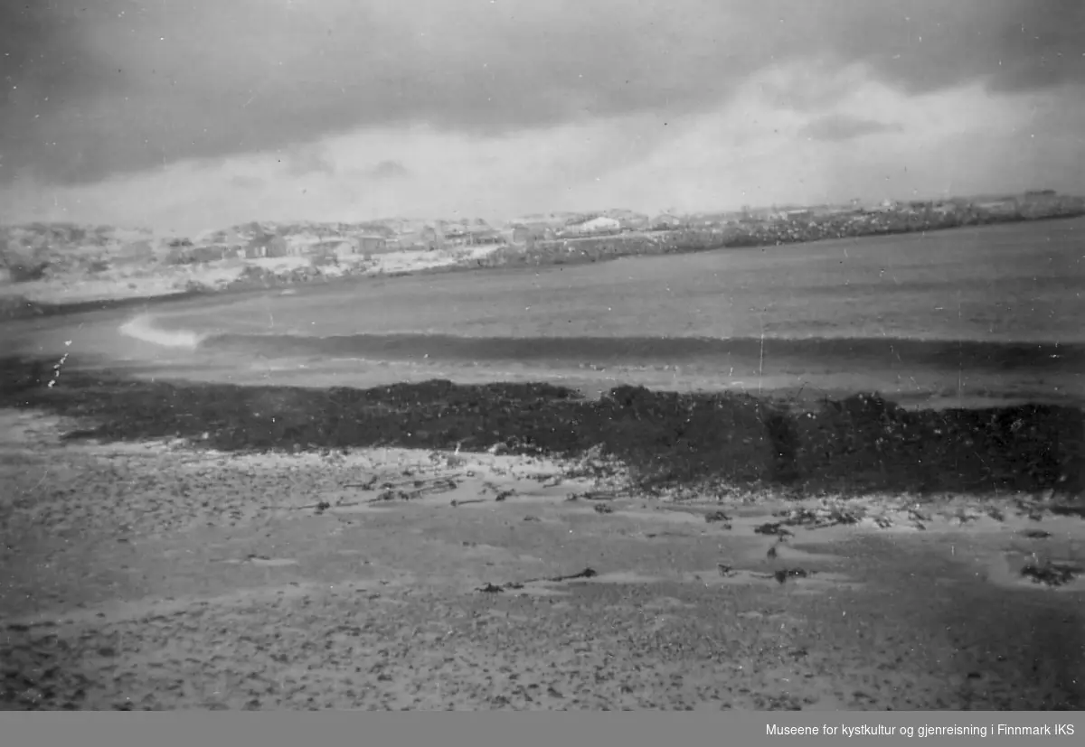 Storsanden, en liten bukt østfor Revnes. Det er langgrunt og fin sand. Ble brukt som badeplass. 1947