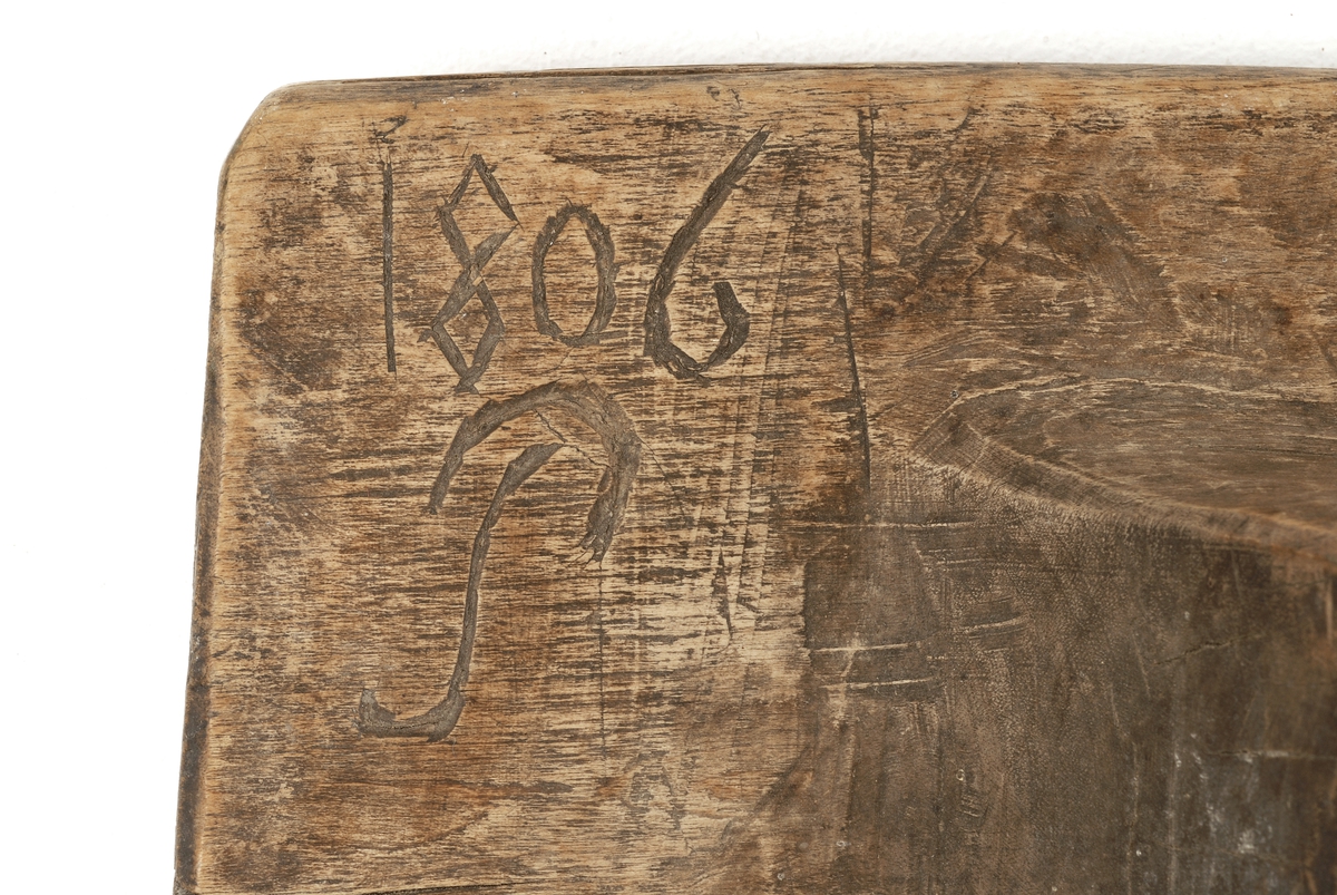 Mangletreets håndtak er en utskåret bøyle.
Håndtakssiden er uten dekor . Ved håndtaket er initialene P og årstallet 1806 skåret inn.