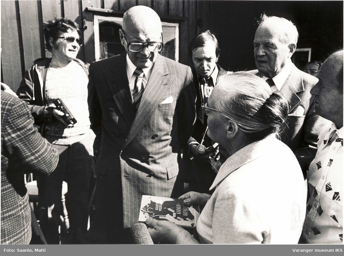 President Kekkonen med Ida Tuomainen, Alf Tuomainen og fotografer utenfor Tuomainengården i 1977.