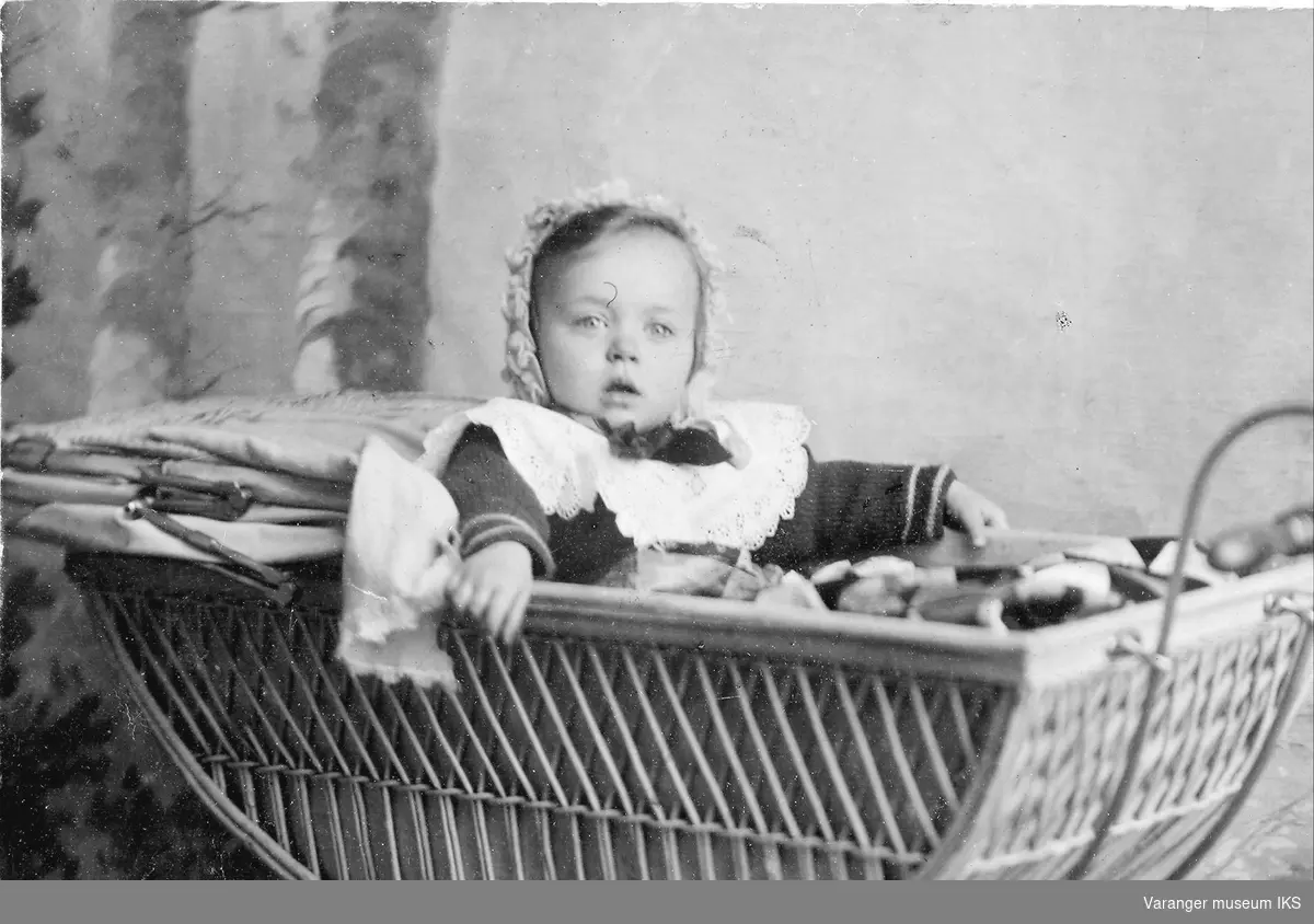 Mildrid Karlsen som baby i gammel barnevogn.