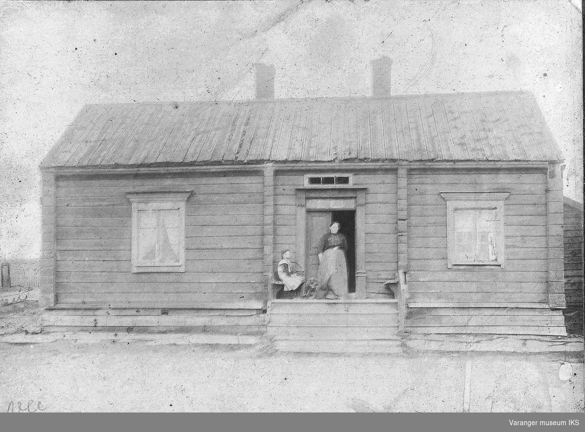 Tuomainengården med opprinnelig inngangsparti fra Slettengata. Med Celine og tante Olga? Ca 1915