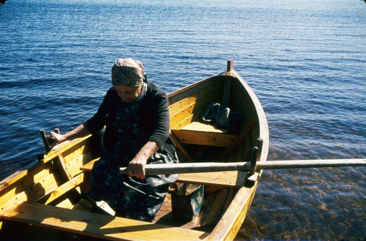 Anna Widén(Anna i Ødemarka) i robåt på Isteren ved Haugsetvollen
