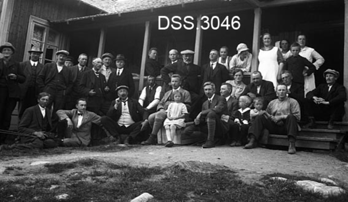 Gruppebilde fra befaring i Furnes almenning sommeren 1925.  Drøyt 30 personer samlet ved veranda, de fleste velkledde herrer.  Kvinnene bakerst til venstre later til å ha vært serveringspersonale. 