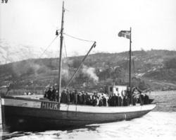 "H1.UK." kutter med mykje folk ombord, bryllup?