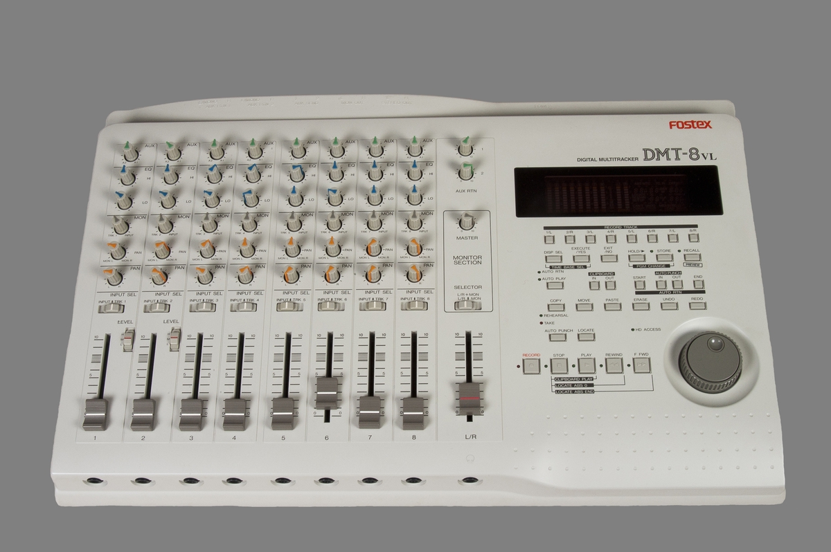 Åttespors digitalt ministudio med integrert åttekanals mikser og MIDI-funksjonalitet. 44.1kHz sample rate.