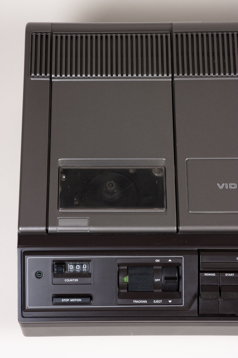 Videospiller og -opptaker for båndformatet VCR. Inn- og utgang for antenne. Utgang for hodetelefoner eller forsterker. Digital klokke og timer for programmerbart opptak. Vekt: 16-18 kg.