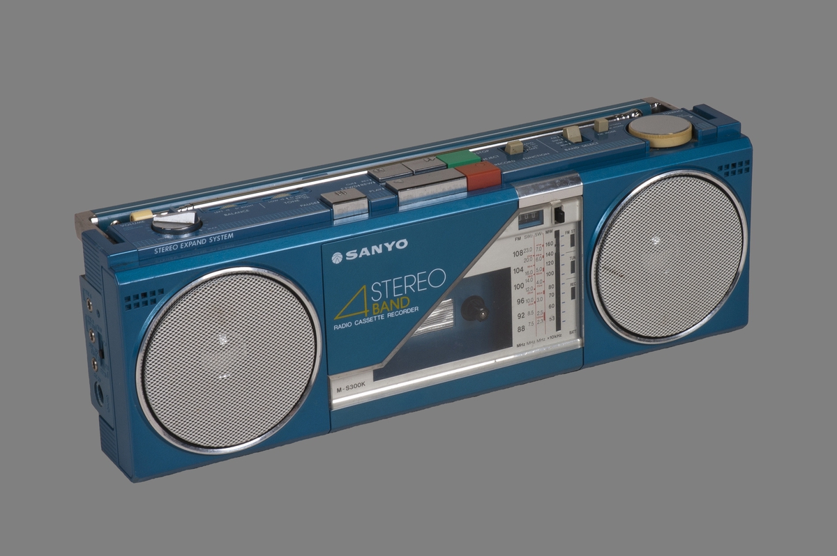 Kassettspiller og -opptaker, også kalt miniboombox. Mottar radiofrekvensene FM, SW1, SW2 og MW. Nett- eller batteridrevet (6 x UM3-batterier).