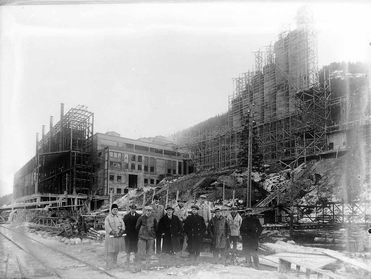 Bygging av smelteverket på Thamshavn. Gruppe samlet foran byggeplassen.