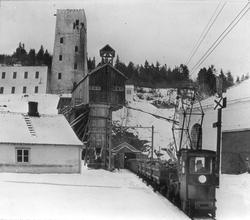 Utkjøring av malm fra gruva i Wallenberg, Fagerlia. Gruvelok