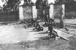 Mosambik 1914. Unge afrikanske arbeidere i ferd med  støpe e