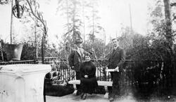 Wilhelm A. Thams, hans kone Eugenie og deres yngste sønn, Wi