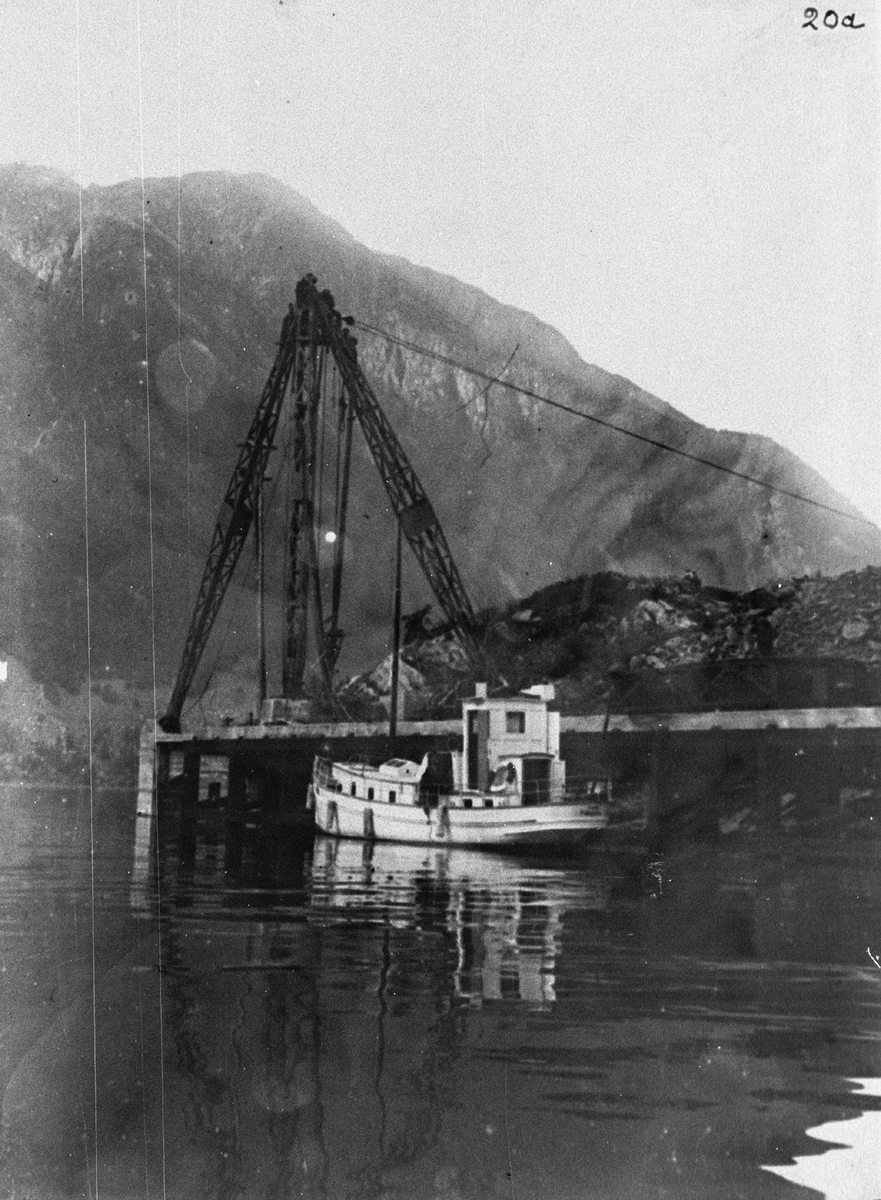 Motorbåten  "Thor" ved kaia på Norzink