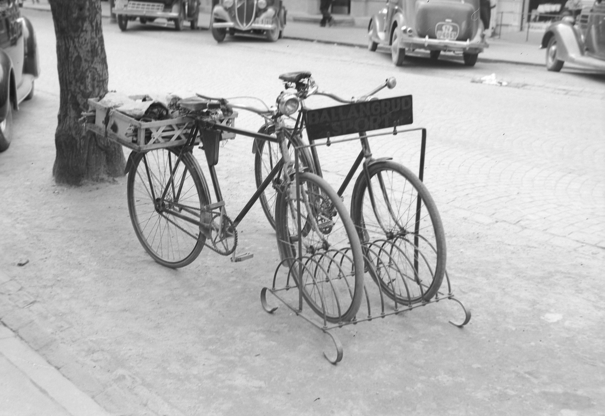 Sykkelstativ med sykler utenfor "Ivar Ballangrud Sport" i Dronningens gate