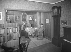 Stueinteriør med skogassistent Helge Holst og familie i Jons