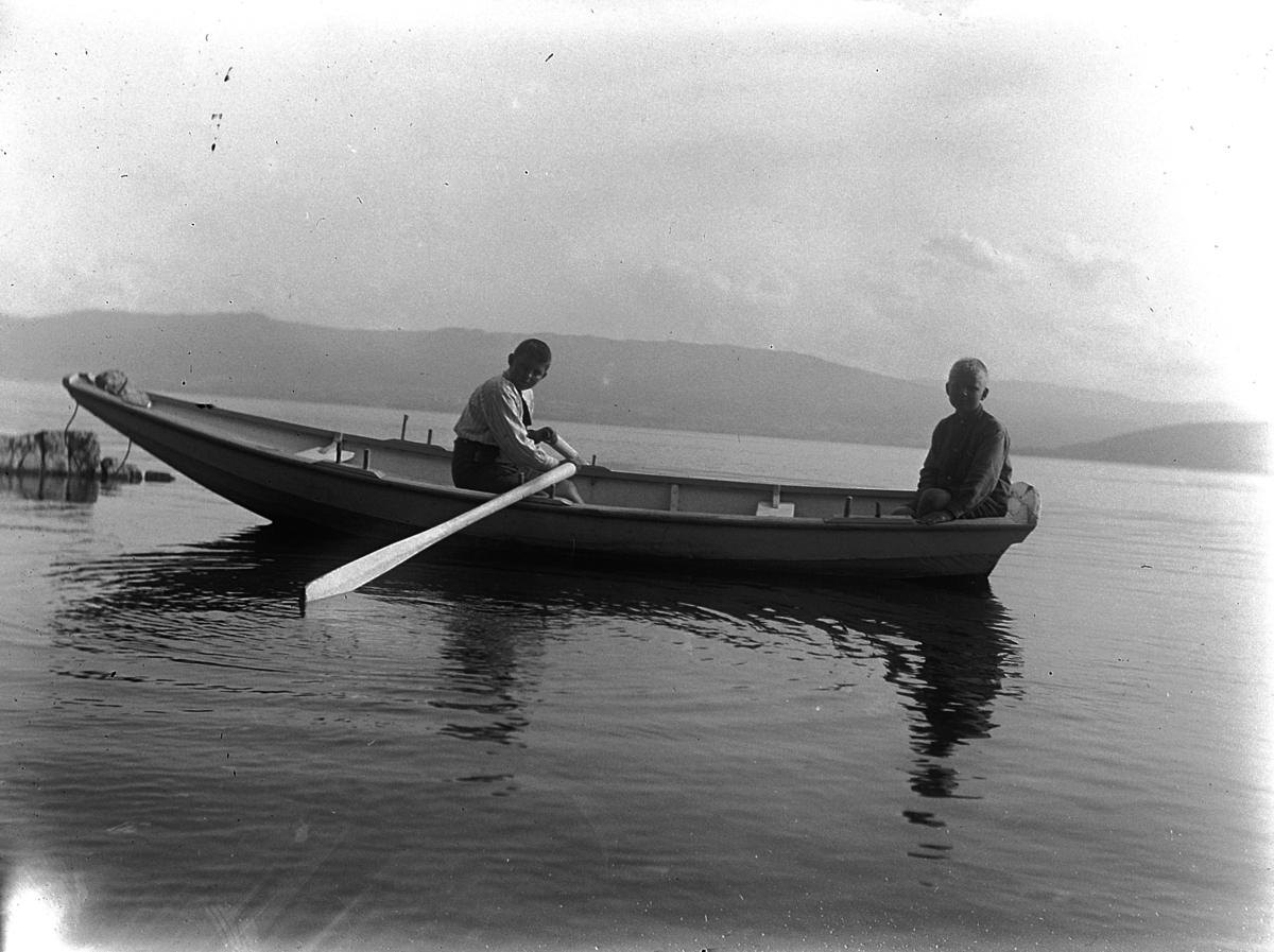To gutter i båt, Dybwads eike/pram utenfor Kvalstua, Helgøya.